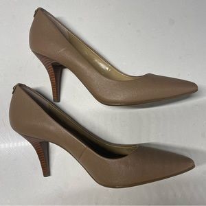 Michael Kors tan size 7 heels
